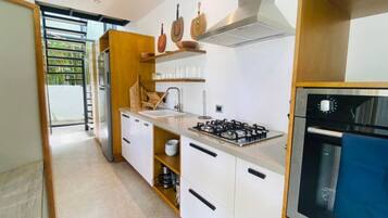 Jääkaappi, mikroaaltouuni, uuni, liesi