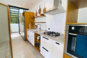 Jääkaappi, mikroaaltouuni, uuni, liesi