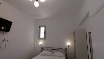 1 bedroom, desk, iron/ironing board, WiFi (free)