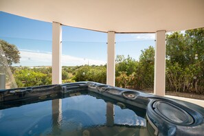 A hot tub with a clear view of the surrounding greenery and a clear sky. - Novo Amanha in Deerfield Beach (Quelfes)