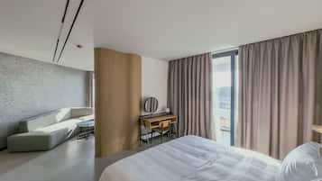 1 dormitorio, escritorio, tabla de planchar con plancha y cuna de viaje