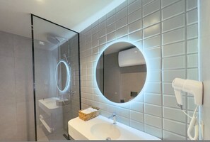 Hair dryer, towels - Zins Luxury Rooms 06 (Durrës)