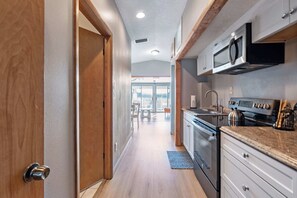 冷蔵庫、電子レンジ、オーブン、コンロ