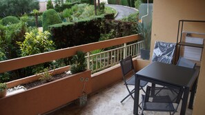 Outdoor dining - Vrbo Property (Mandelieu-la-Napoule)