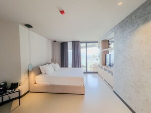 1 habitación, escritorio, tabla de planchar con plancha y cuna de viaje 