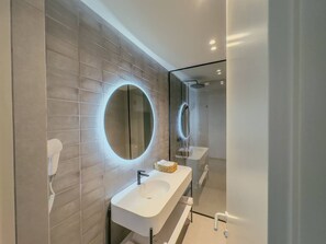 Hair dryer, towels - Zins Luxury Room 05 in Durrës (Durrës)