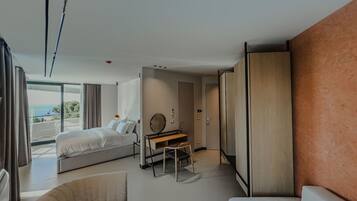 1 dormitorio, escritorio, tabla de planchar con plancha y cuna de viaje