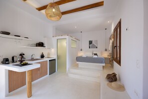 Une cuisine moderne avec un plan de travail blanc, des armoires en bois et un lave-vaisselle encastré.