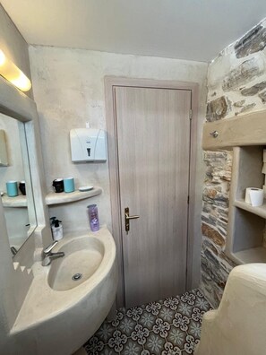 Een douche, een haardroger, handdoeken