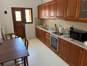 Fridge, microwave, oven, coffee/tea maker - Naxos boutique suites 3 (Filoti)