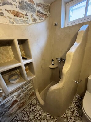 Een douche, een haardroger, handdoeken