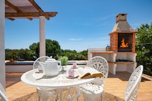 Outdoor dining - Villa Nina with 4 bedrooms and 4 bathrooms (Quelfes)