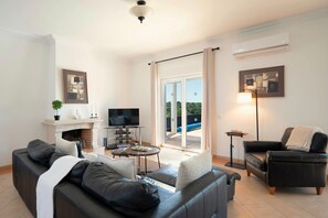 TV - Villa Nina with 4 bedrooms and 4 bathrooms (Quelfes)