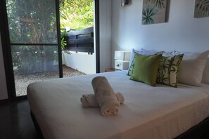 Escritorio, tabla de planchar con plancha, wifi y ropa de cama 