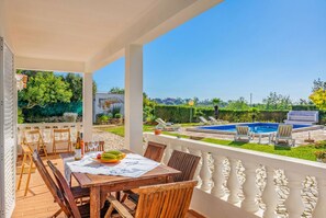 Outdoor dining - Muxima in Quelfes with 3 bedrooms and 2 bathrooms (Quelfes)