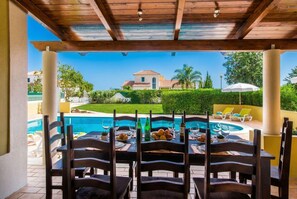 Outdoor dining - Amapola in Quelfes with 4 bedrooms and 4 bathrooms (Quelfes)