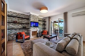 Living area - Amapola in Quelfes with 4 bedrooms and 4 bathrooms (Quelfes)