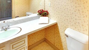 Sèche-cheveux, serviettes fournies