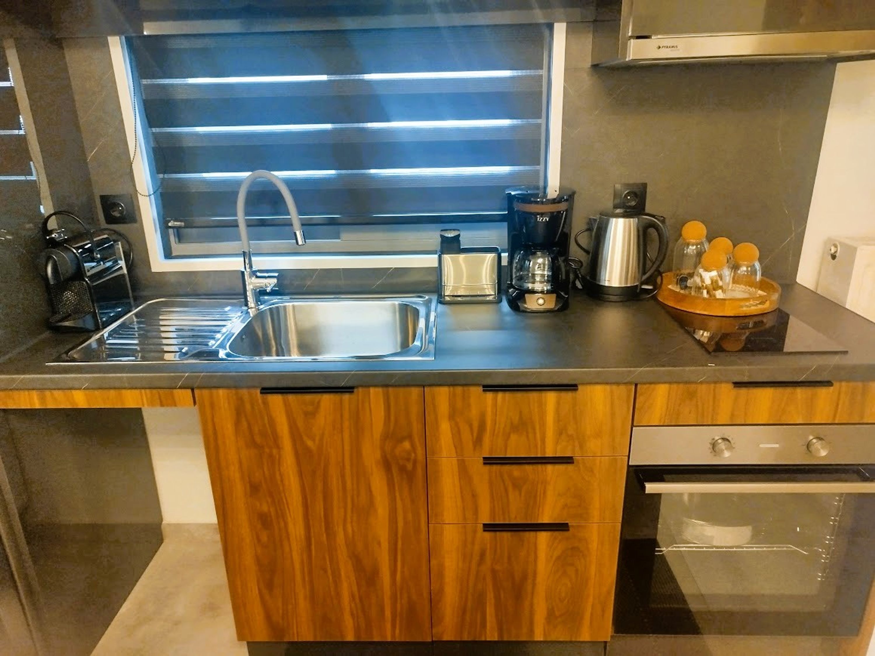 Coffee/tea maker, fridge, oven, stovetop