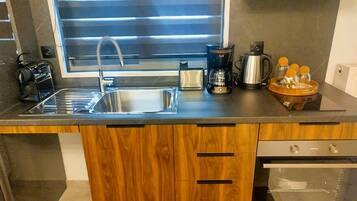 Coffee/tea maker, fridge, oven, stovetop