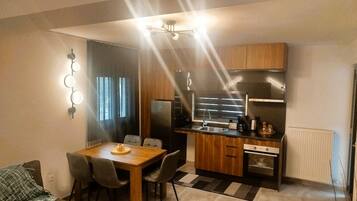Coffee/tea maker, fridge, oven, stovetop