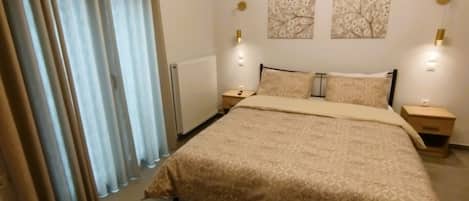 2 bedrooms, desk, iron/ironing board, travel crib