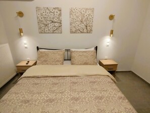 2 slaapkamers, een bureau, een strijkplank/strijkijzer, reisbedje