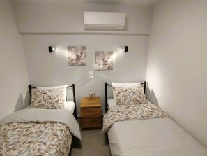 2 bedrooms, desk, iron/ironing board, travel cot - Frank & Jimmy’s Apartment II (Trikala)