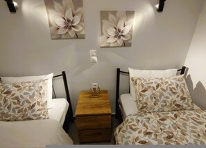 2 bedrooms, desk, iron/ironing board, travel cot - Frank & Jimmy’s Apartment II (Trikala)