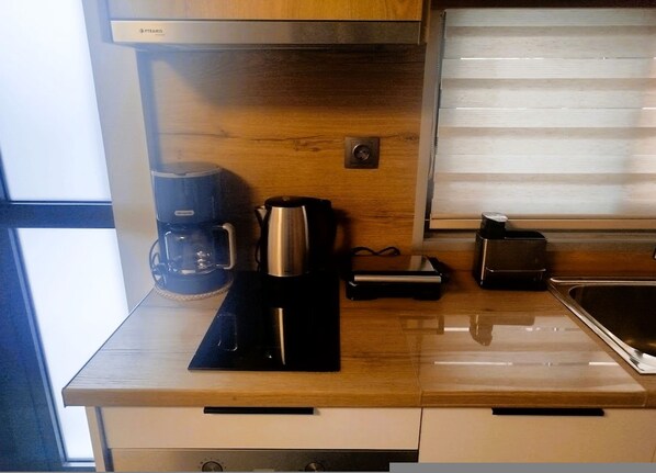 Fridge, oven, stovetop, coffee/tea maker - Frank & Jimmy’s Apartment II (Trikala)