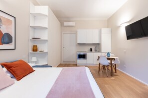 Iron/ironing board, travel cot - BDC - Central Station Tidy Suite (Milan)