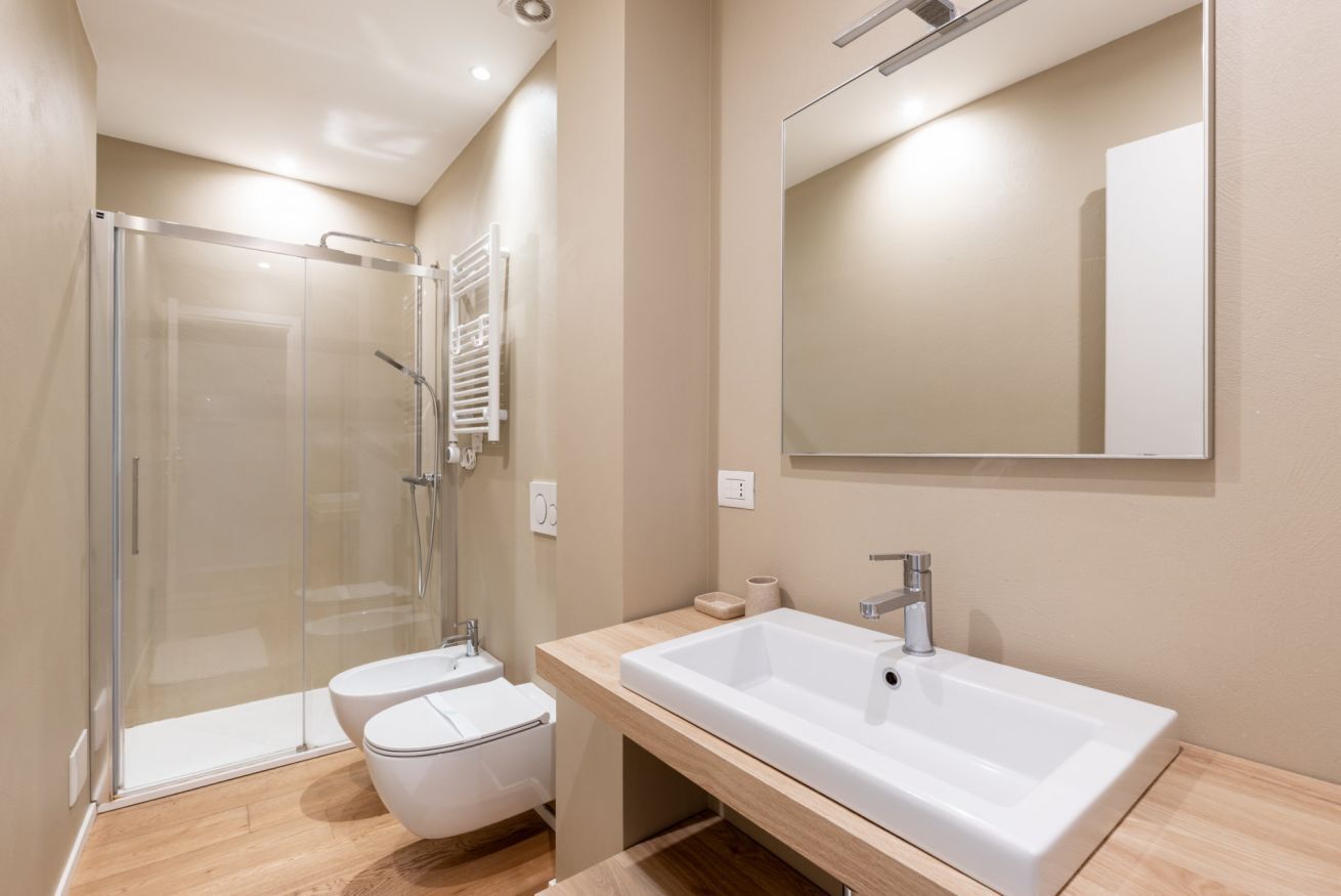 Regadera, bidet, shampoo 