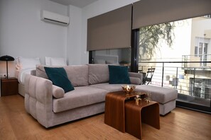 TV - Nueva Upscale by Neuvel (Athina)