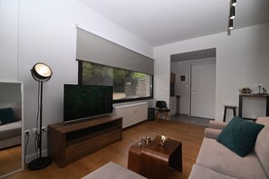TV - Nueva Upscale by Neuvel (Athina)