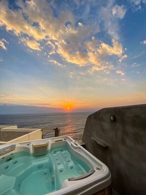 Outdoor spa tub - Sunrise stone villa with Jacuzzi (Pera Meria)
