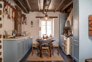 Kühlschrank, Ofen, Geschirrspüler, Wasserkocher mit Kaffee-/Teezubehör