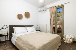 1 habitación, escritorio, tabla de planchar con plancha y cuna de viaje 