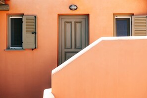 Exterior detail - Family Fun in the Infinite Aegean by Neuvel (Ioulis)