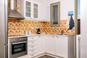 Réfrigérateur, four, plaque de cuisson, cafetière/bouilloire