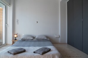 2 bedrooms, iron/ironing board, travel crib, free WiFi - Luxury on the water - Seaside Maisonette in Itea (Itea)