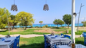Outdoor dining - Sunny Villa Tessera in Chaniotis (Chaniotis)