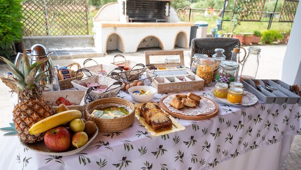 Un buffet de petit-déjeuner proposant une variété d’aliments et un coin café.