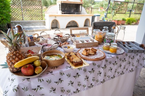 Ελιά/Olive near to sea with heating pool