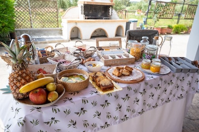 Ελιά/Olive near to sea with heating pool