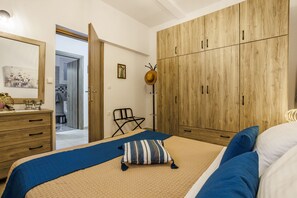1 bedroom, desk, iron/ironing board, travel cot - Dimitra's House in Skopelos (Glossa)