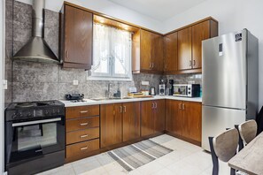 Fridge, microwave, oven, coffee/tea maker - Dimitra's House in Skopelos (Glossa)