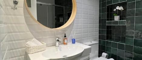 Dusche, Haartrockner, Handtücher