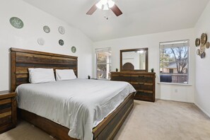 3 bedrooms, desk, free WiFi, bed sheets - Spacious Round Rock Retreat with King Suite, Separate Office, Patio, BBQ & Garage (Round Rock)