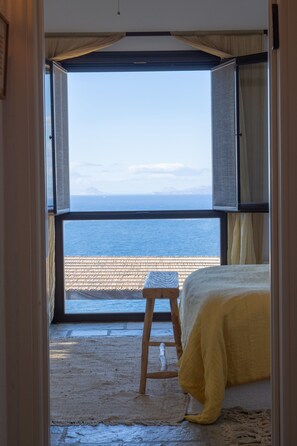 6 bedrooms, desk, iron/ironing board, travel cot - Kea Infinity View Villa (Koundouros)