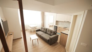 Um apartamento moderno com sala de estar, área de jantar e cozinha.